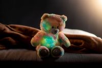 Snílek medvěd duhový plyš 40cm na baterie se světlem se zvukem v sáčku Teddies