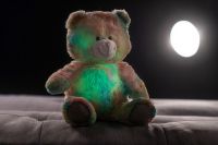 Snílek medvěd duhový plyš 40cm na baterie se světlem se zvukem v sáčku Teddies